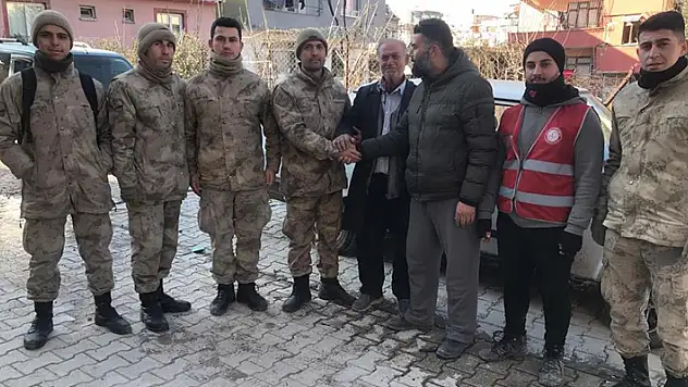Deprem bölgesinde 3 gündür kayıp olan yaşlı adamın imdadına jandarma yetişti
