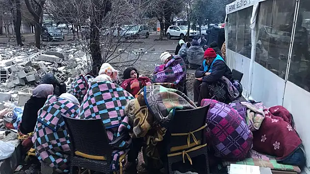 Deprem bölgesinde barınma sorunu yaşayanların dikkatine: Bakan Kasapoğlu, depremzedelerin kullanımına açılan tesis ve salonları duyurdu

