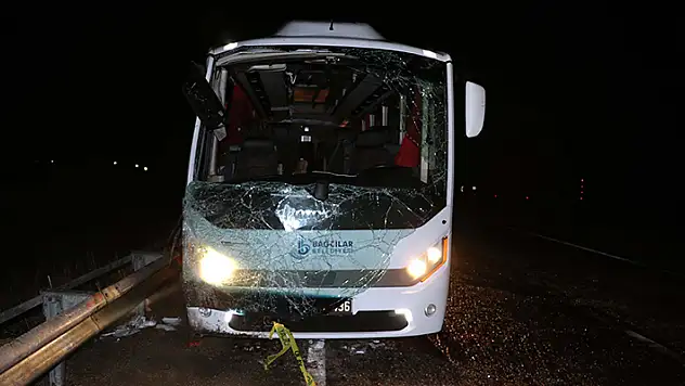 Deprem bölgesinde çalışan belediye çalışanlarını taşıyan midibüs devrildi: 3 ölü, 19 yaralı

