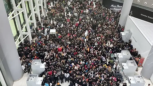 Deprem bölgesine gitmek için İstanbul Havalimanı'na gelen gönüllüler yoğunluğa neden oldu
