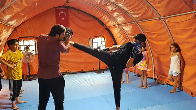 Deprem çadırında kick boks
