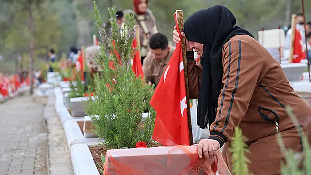 Deprem şehitleri mezarlığında göz yaşları sel oldu
