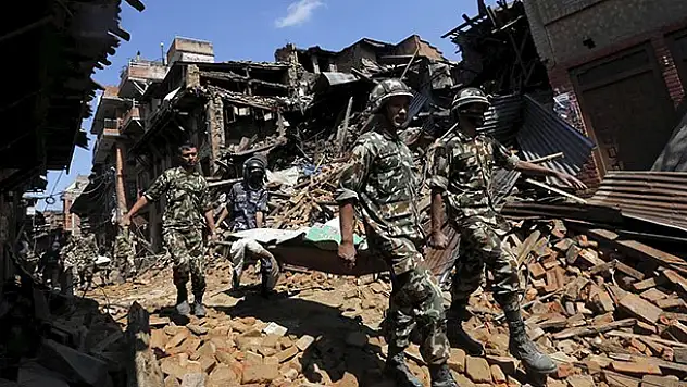 Deprem sonrası Nepal'de toprak kayması: 250 kayıp