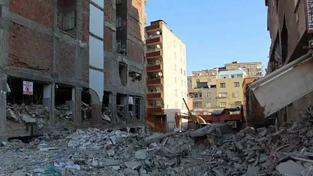 Depremde 137 kişiye mezar olan iki binaya ilişkin rapor hazırlandı: Yapılar ruhsatsız ve kaçak çıktı
