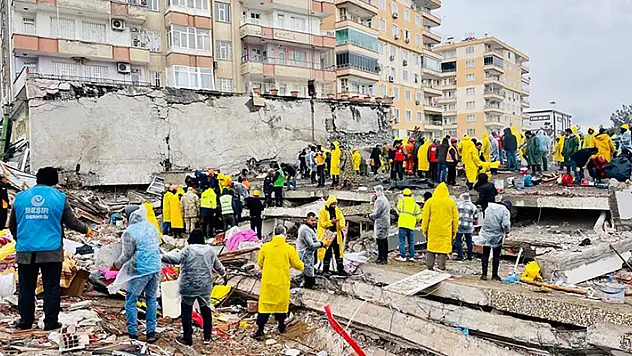 Depremde 77 kişinin yaşamını yitirdiği apartman onaylı projelere aykırı inşa edilmiş
