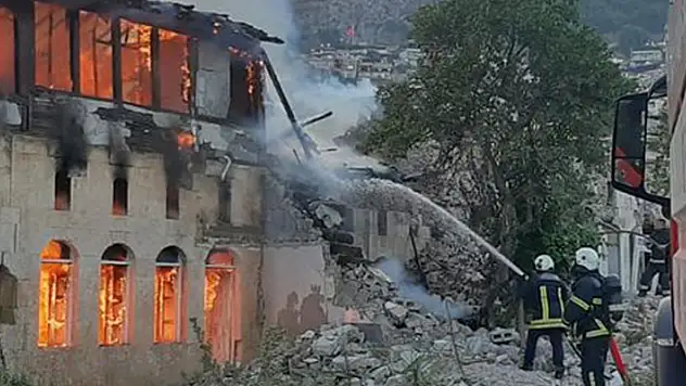 Depremde ağır hasar alan 2 katlı bina yandı
