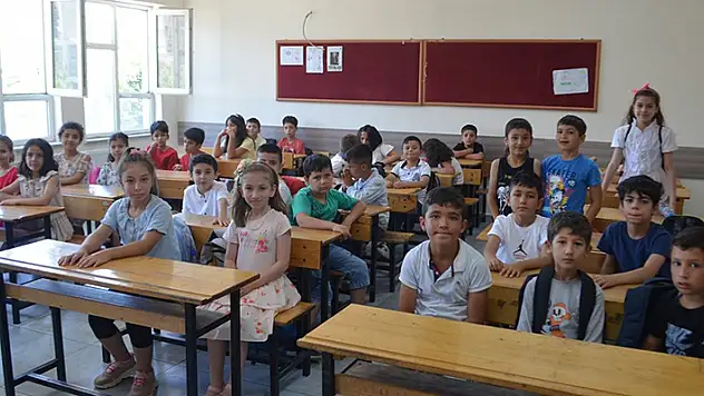 Depremde bin 962 öğrencisini kaybeden Kahramanmaraş'ta buruk karne günü
