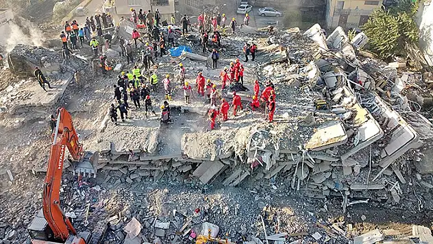 Depremde can kaybı sayısı 7 bin 108'e yükseldi


