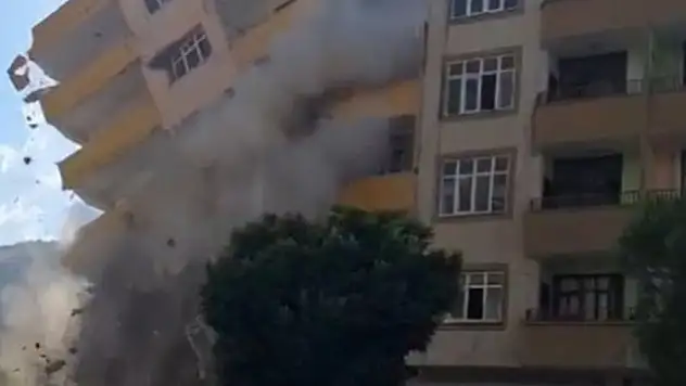 Depremde hasar alan 6 katlı bina yıkım sırasında çöktü
