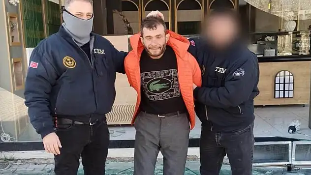Depremde hasar gören yerlerden hırsızlık yapan şüpheli bölgede bulunan Konya polisine yakalandı
