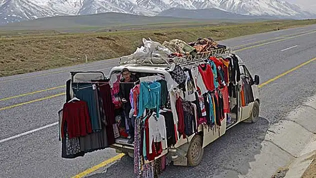 Depremde iş yeri hasar gördü 'mobil' satışa başladı
