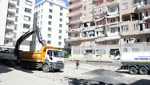 Depremde yıkılan 48 kişinin yaşamını yitirdiği Sözel Apartmanı ile ilgili 3 tahliye

