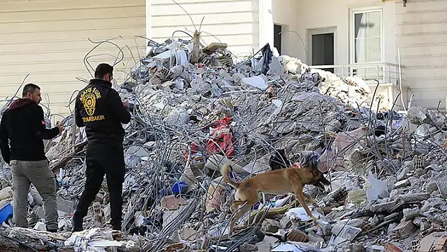 Depremde yıkılan apartman projede 6 kat gösterilse de 12 kat inşa edilmiş
