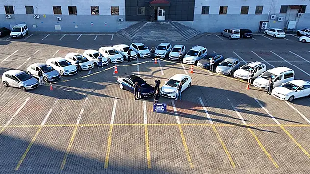 Depremde zarar gören otomobillere 'change' işlemi yaptıkları iddiasıyla 21 kişiye gözaltı
