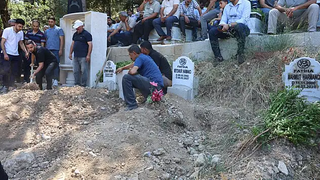Depremden bu yana sürdürdüğü 18 aylık yaşam mücadelesini kaybeden adam, evlatları ve eşinin yanına defnedildi
