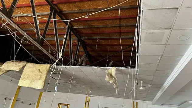 Depremden dolayı düğün salonu tavanı çöktü: Faciadan dönüldü
