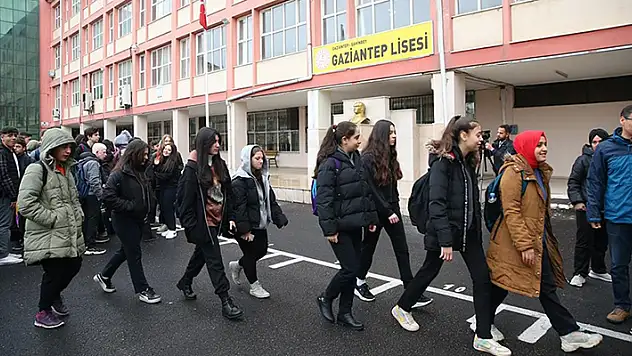 Depremden etkilenen Gaziantep'te eğitim öğretim yeniden başladı

