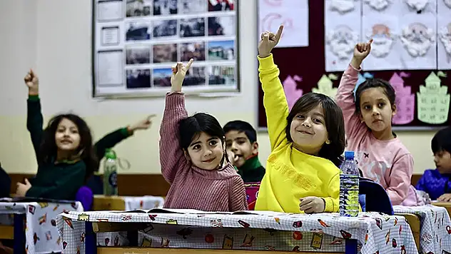 Depremden sonra nakil olan öğrencilerden 27 bin 462'si okuluna döndü
