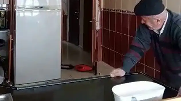 Depreme 7. katta yakalandılar, kaçışlarını anbean kaydettiler
