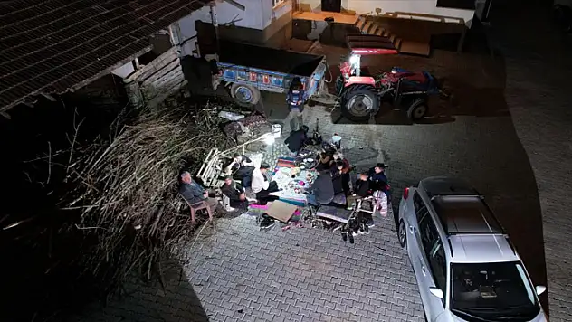 Depreme yakalanan vatandaşlar geceyi dışarıda geçiriyor
