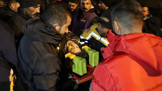 Depremin 24. saatinde enkazdan kurtulan 'Deniz' umut oldu