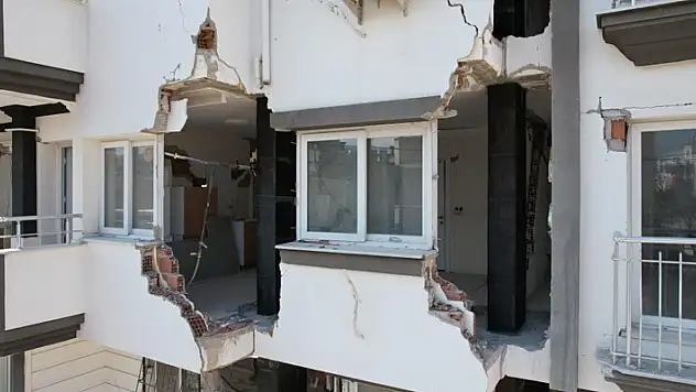 Depremin acısı, binaların üzerindeki korkunç iziyle can yakıyor
