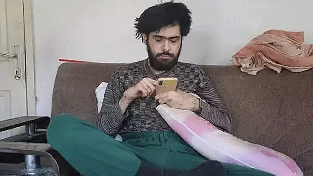 Depremin ardından eve kapanan genç sanal dünyaya bağımlı hale geldi