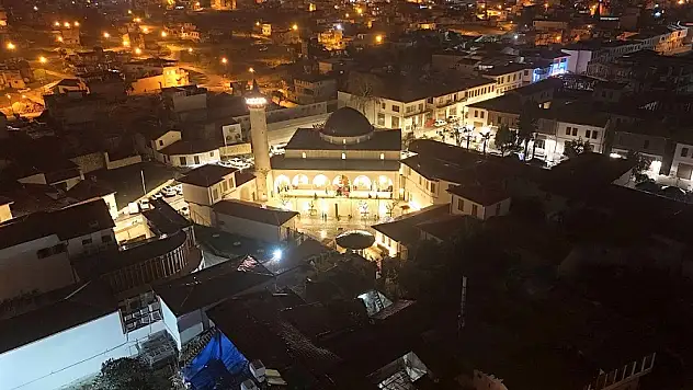 Depremin ardından Habibi Necar Camii'nde ilk teravihi kılındı