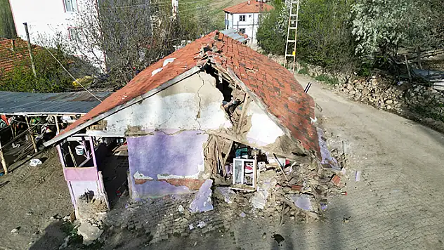 Depremin merkez üssü Sulusaray havadan görüntülendi
