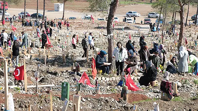 Depremin merkez üssünde mezarlıklarda duygu dolu bayram ziyareti

