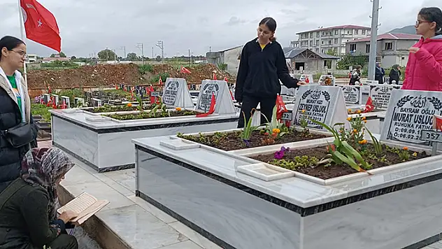 Depremin vurduğu İslahiye'de arife gününde mezarlıklar dolup taştı