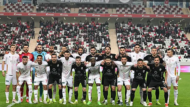 Depremle başlayan dostluk yeşil sahalarda devam ediyor
