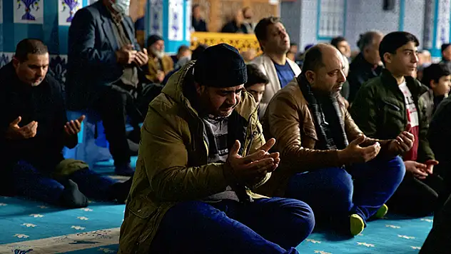 Depremlerde hayatını kaybedenler için sabah namazında dua edildi

