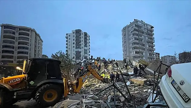 Depremlerde yıkılan apartmanın 2 müteahhidine 90'ar yıla kadar hapis talebi

