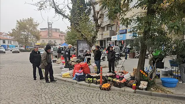 Depremlerin yaşandığı Sındırgı'da halk günlük yaşamına dönmeye çalışıyor