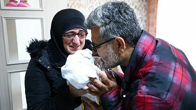 Depremzede aile 53 gün sonra bebeklerine kavuştu
