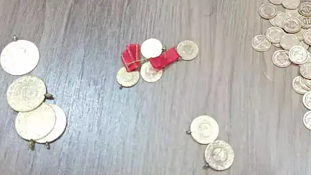 Depremzede aile lokantada 1 milyon 200 bin liralık altın unuttu
