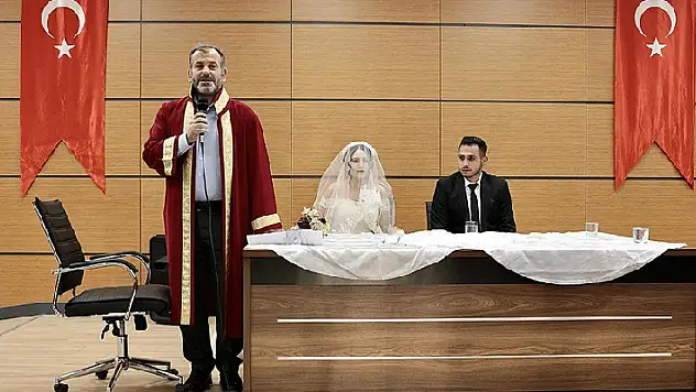 Depremzede çiftin nikahı Konya'da kaldıkları yurtta kıyıldı

