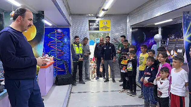 Depremzede çocuklar Konya Büyükşehir'in Bilim Tırı'nda moral buluyor
