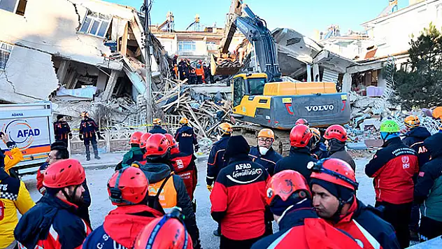 Depremzede enkaz altından 112'yi aradı! İşte tüyleri diken diken eden konuşma
