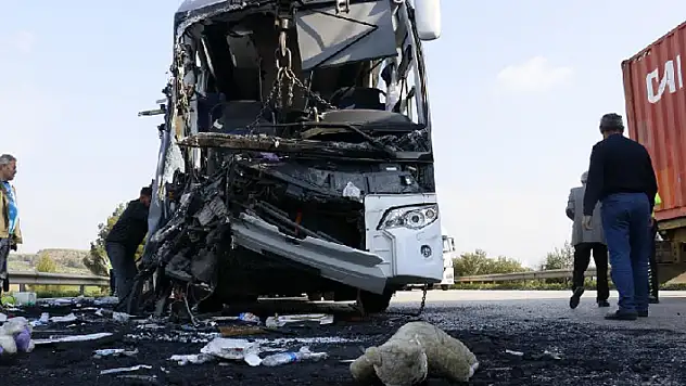 Depremzede öğretmen ve öğrencileri Konya'ya getiren otobüs Adana'da kaza yaptı: 2 ölü, 6 yaralı
