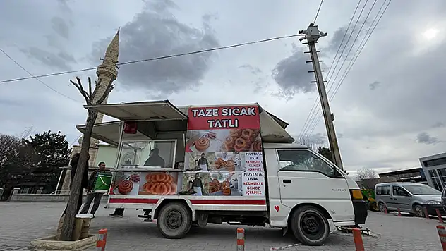 Depremzede tatlıcı, işine Konya'da devam ediyor

