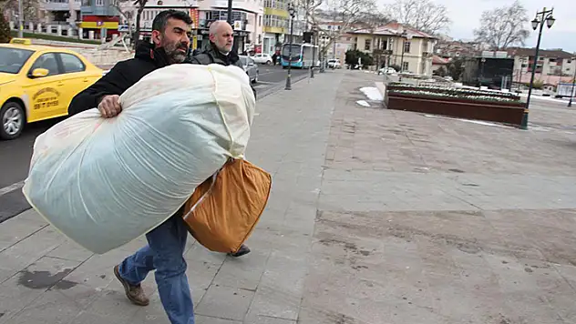 Depremzedeler için tüm Türkiye tek yürek: Kimi kanını verdi, kimi battaniyesini