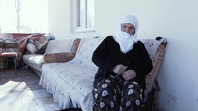 Depremzedeler için verdiği düvenin yerine yenisi hediye edilen Sarıgül nine, onu da bağışladı

