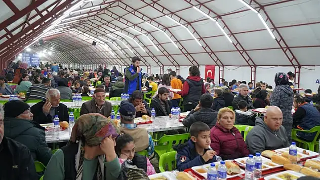 Depremzedeler ilk iftarını AFAD'ın iftar çadırında açtı
