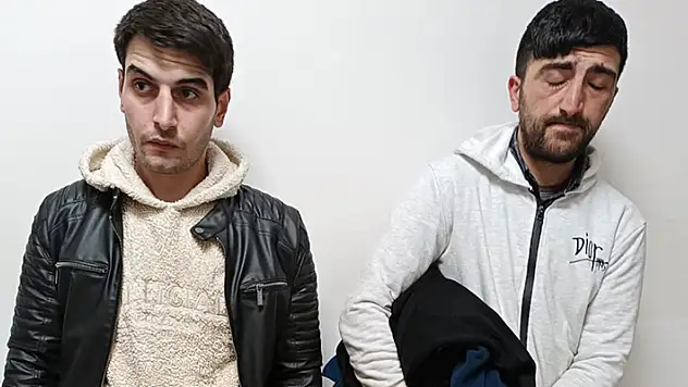 Depremzedelere gönderilecek kıyafetleri çalarken yakalandılar
