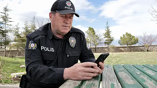 Depremzedeye ayakkabısını veren polis memuru yaşanan duygusal anları anlattı
