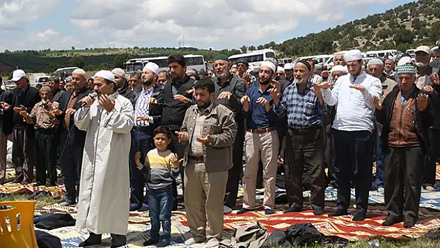 Derbent'te çiftçi yağmur duasına çıktı