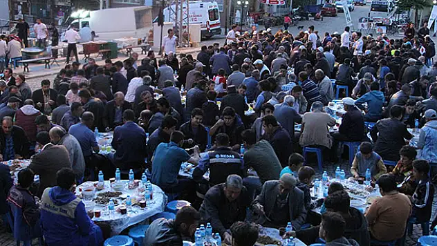 Derbent'te gelenek bozulmadı - 2 bin kişi iftar sofrasında buluştu
