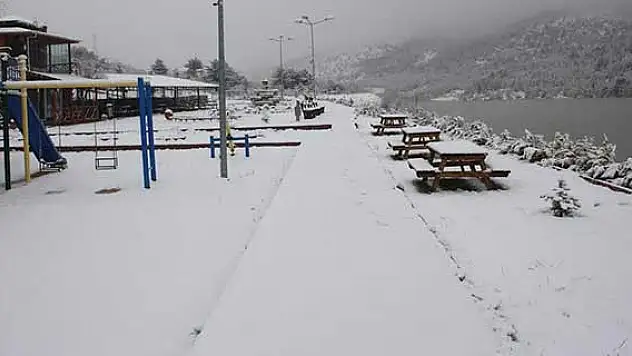 Derbent'te nisan ayında kar yağışı